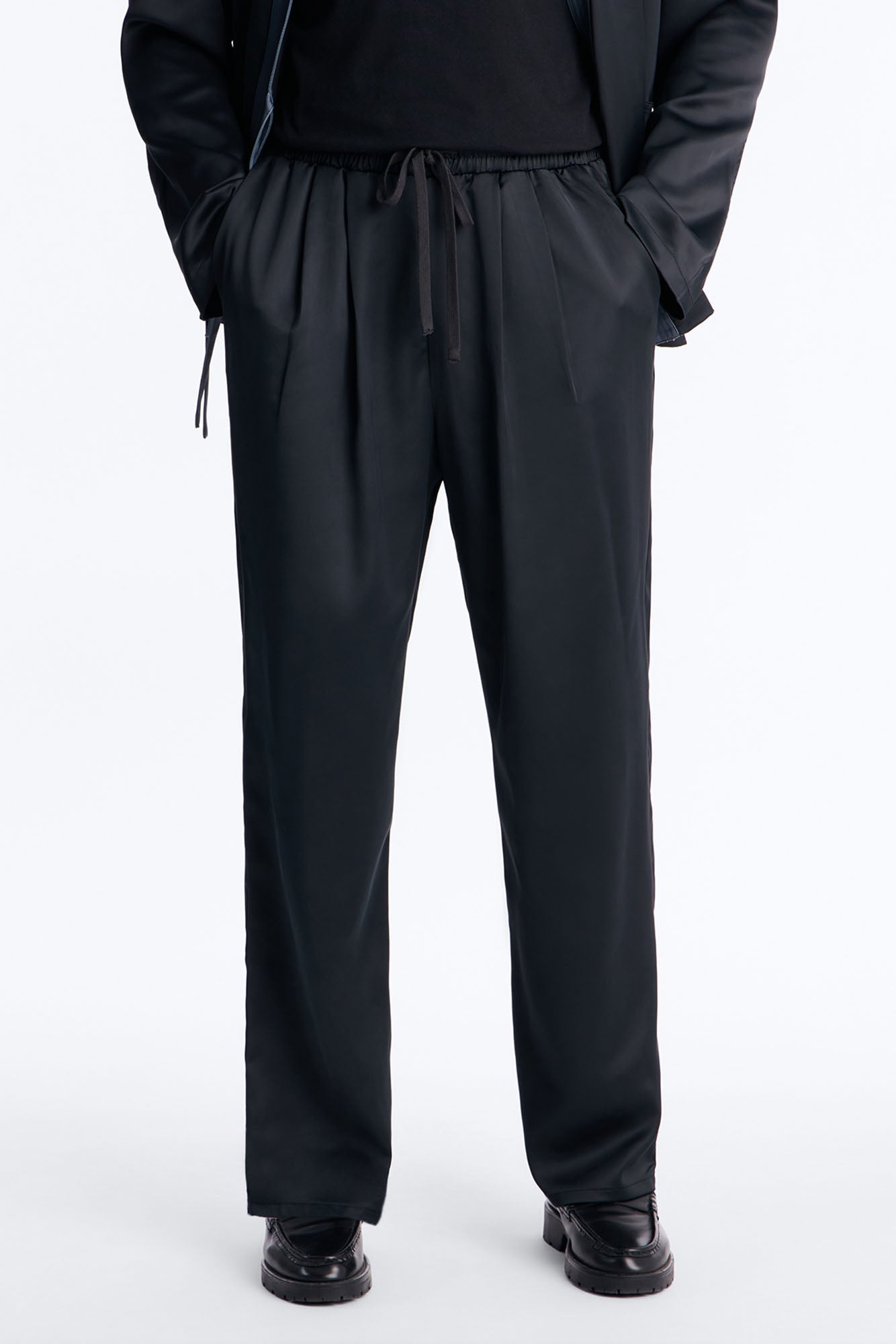 Relaxed Liquid Shadow Pleated Trouser - Black