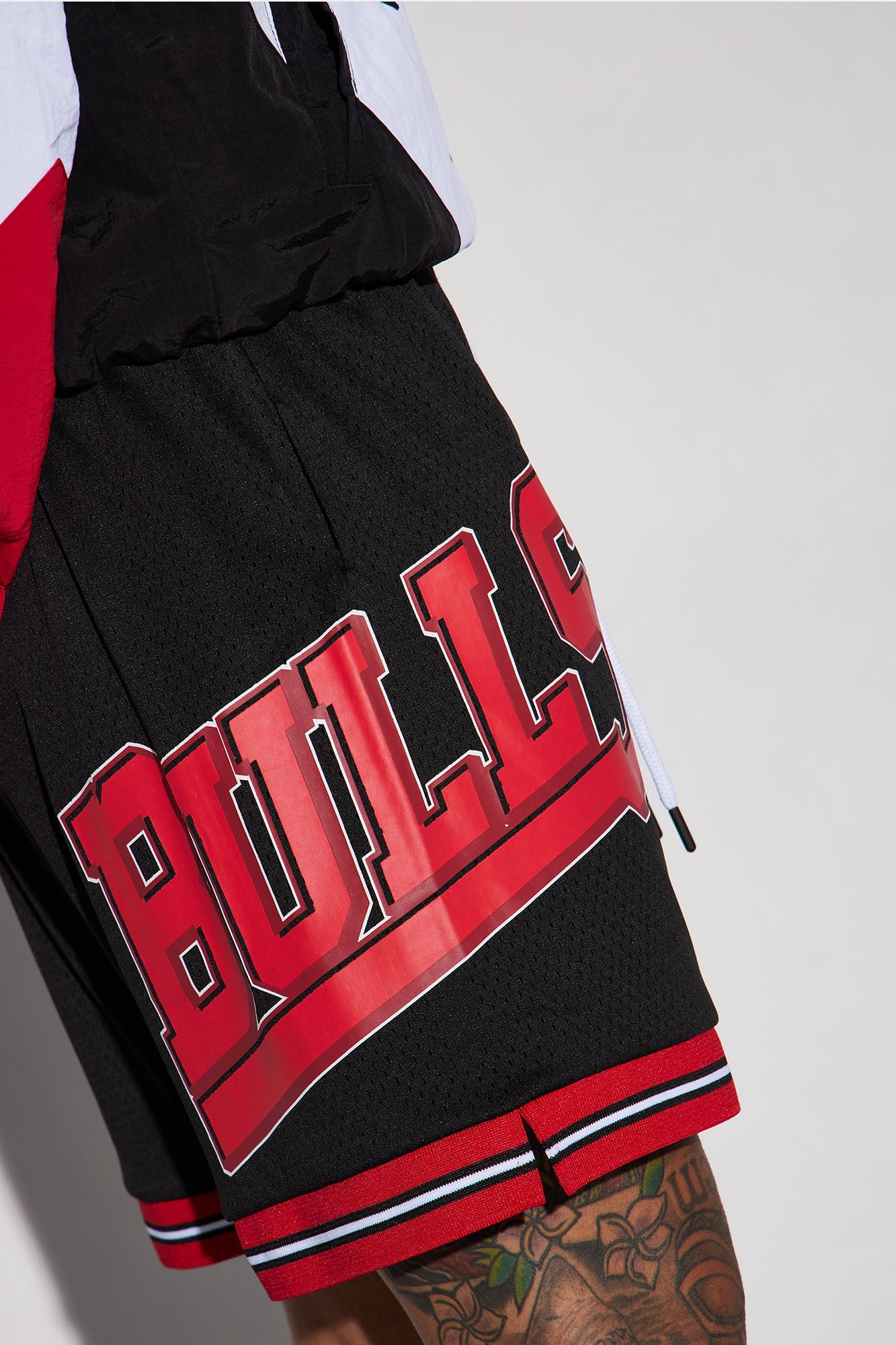 Bulls Step Back Mesh Shorts - Black